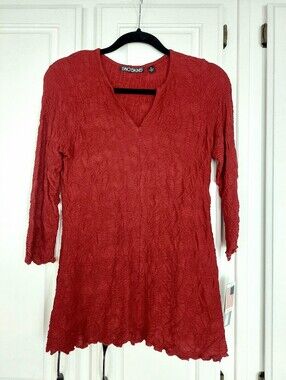 Sno Skins Dreamcatcher Crinkle Mesh Tunic Top In Crimson Size S